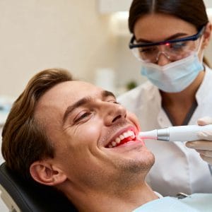 Albire dentară profesională cu laser pentru rezultate rapide și sigure.