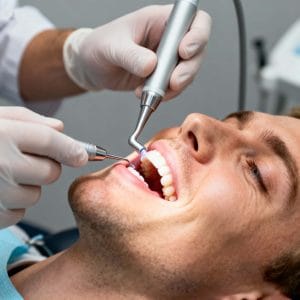 Consultație și igienizare profesională pentru un zâmbet curat și sănătos.