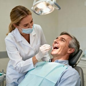 Evaluare completă a sănătății orale și recomandări personalizate pentru un plan de tratament corect și transparent.